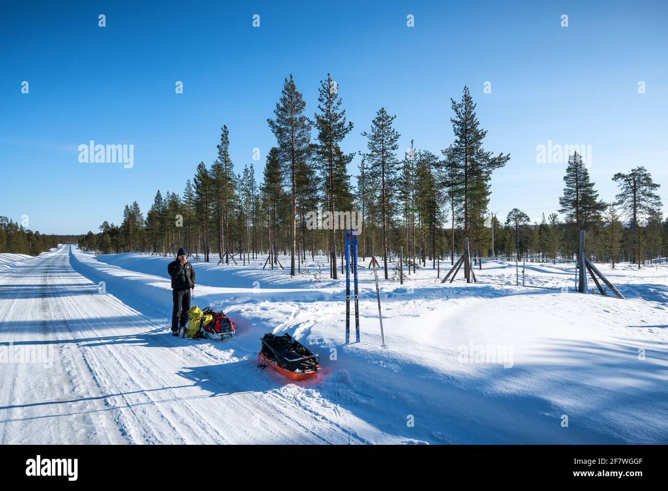 Ein Ende einer Skitourenreise auf die Straße in der Nähe von Raja-Jooseppi, Inari, Lappland, Finnland Stockfoto