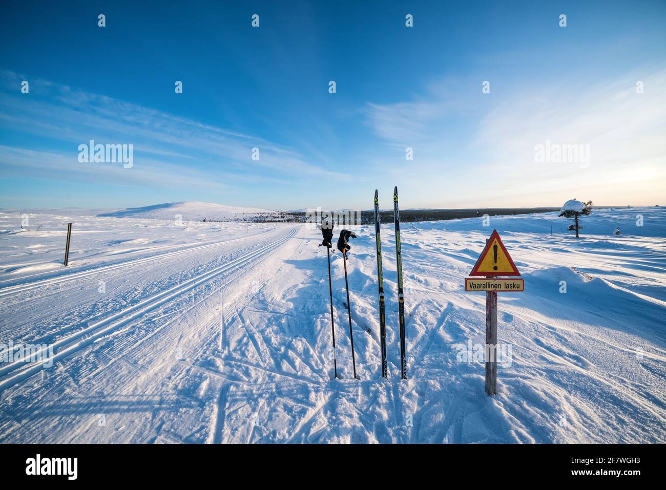 Skifahren in Richtung Kiilopää Ski- und Abenteuerzentrum, Sodankylä, Lappland, Finnland Stockfoto