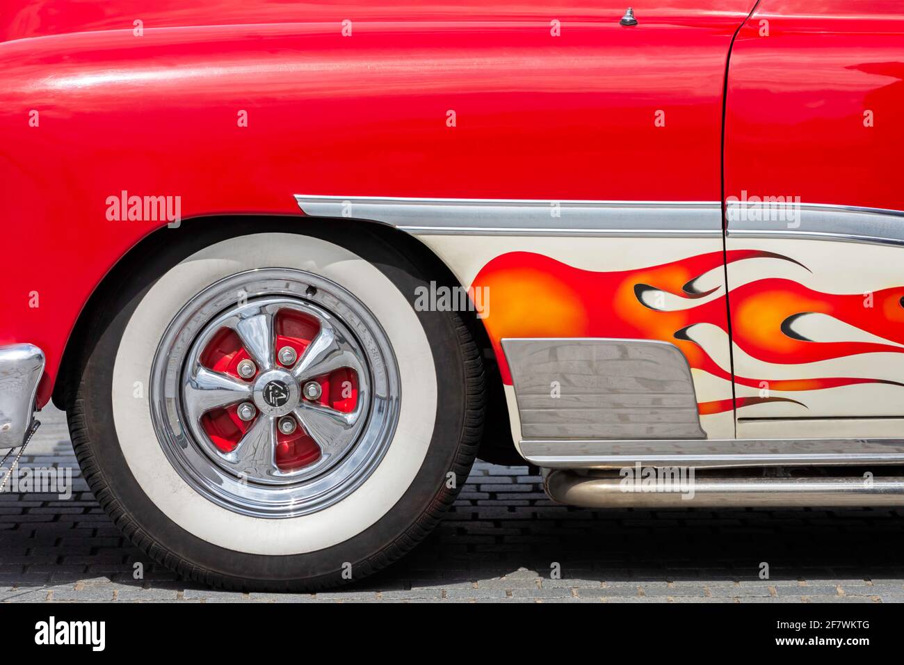 Southport , Lancashire-England - 30.07.2019 - Abschnitt eines flammenden roten Ford Mercury Pontiac Chiefton aus dem Jahr 1950 mit weißem Wandreifen und Deluxe Stockfoto