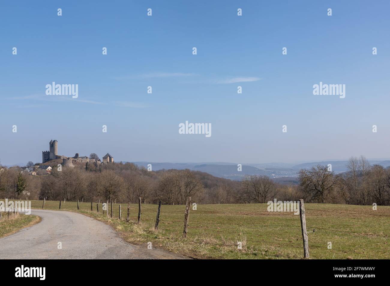 Blick über das Feld auf die alte Burgruine Greifenstein Im Frühling Stockfoto