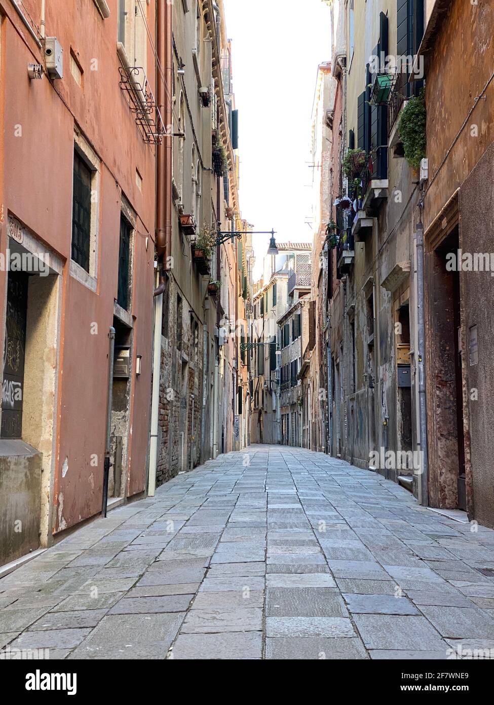 Kleine Straße in Venedig ohne Menschen während der Krise COVID-19, Italien Stockfoto
