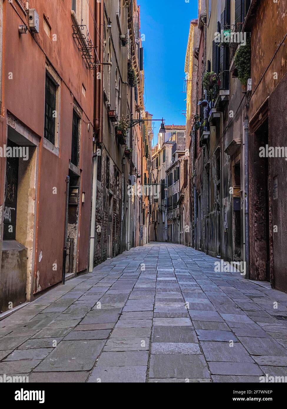 Kleine Straße in Venedig ohne Menschen während der Krise COVID-19, Italien Stockfoto