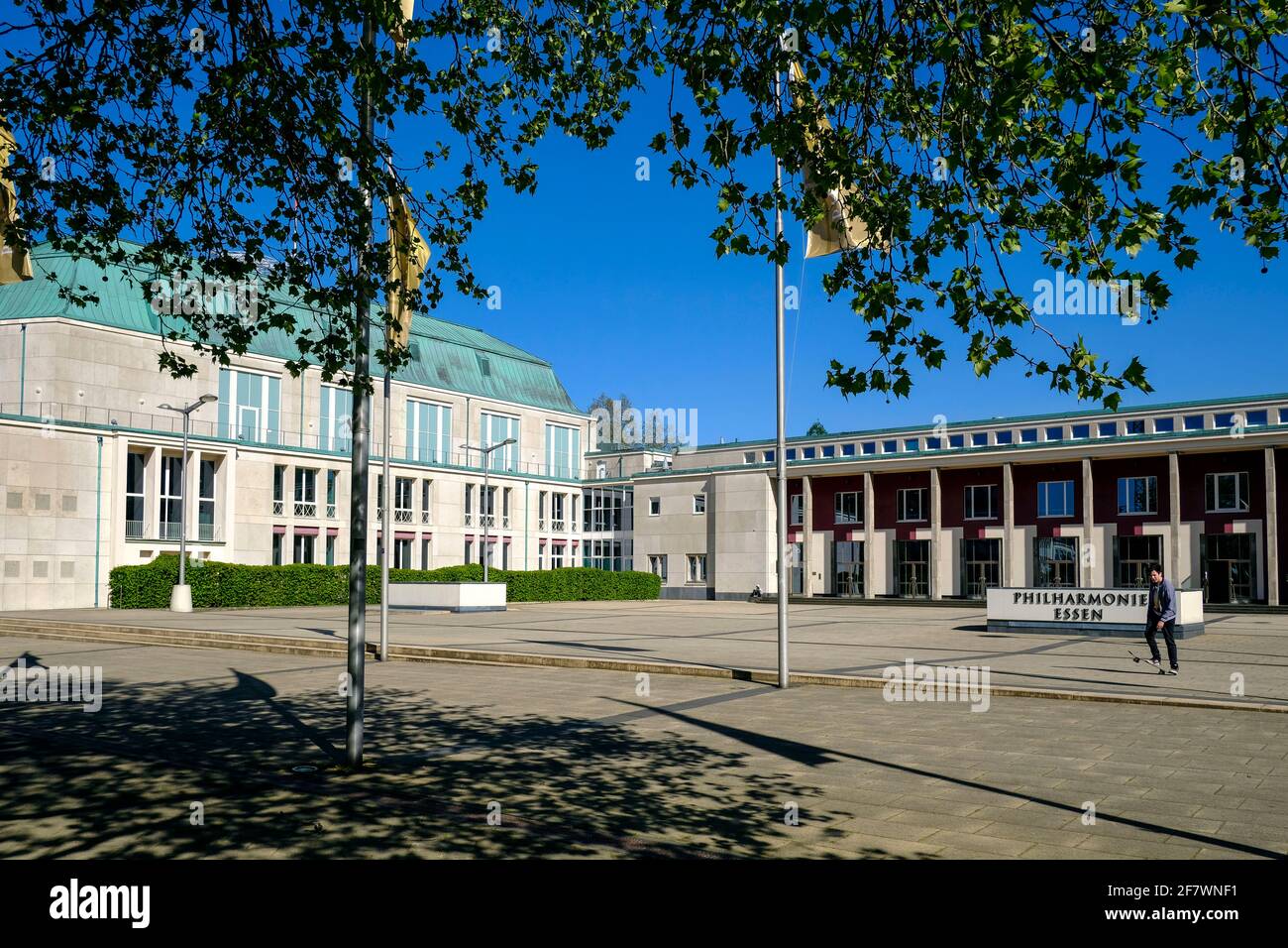 22.04.2020, Essen, Ruhrgebiet, Nordrhein-Westfalen, Deutschland - die Essener Philharmonie im alten umbauten Staatsbau Stockfoto