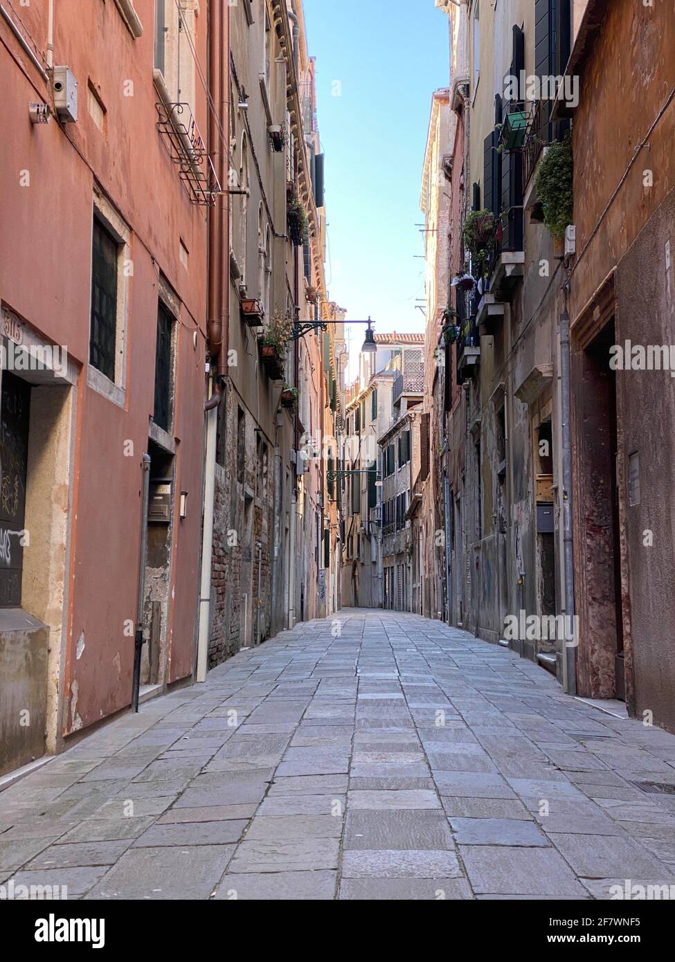 Kleine Straße in Venedig ohne Menschen während der Krise COVID-19, Italien Stockfoto