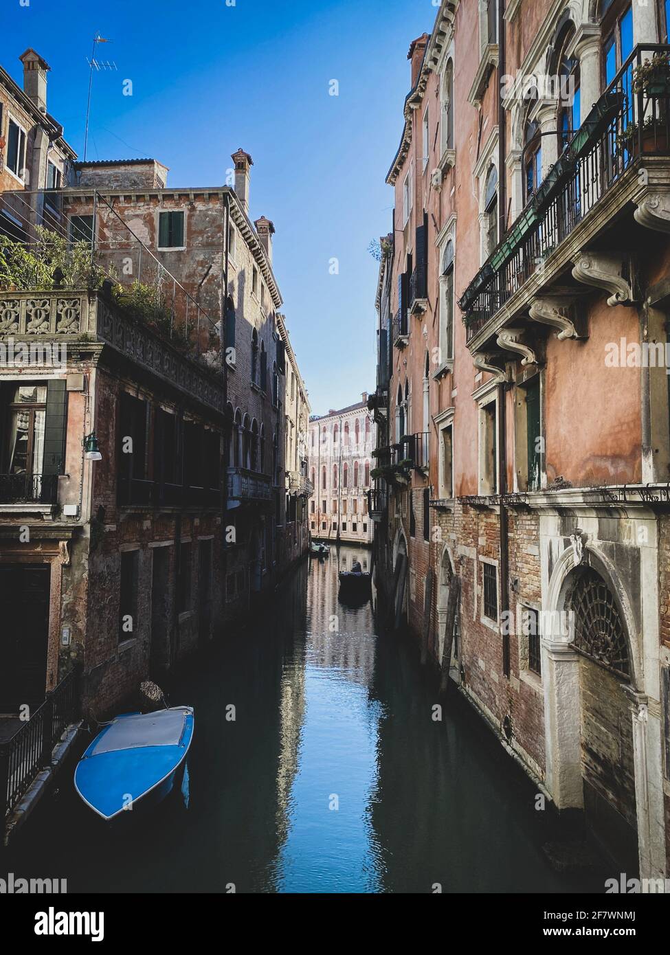 Kleines Boot auf einer kleinen Kanalstraße in Venedig mit schönen bunten Häusern, Italien Stockfoto