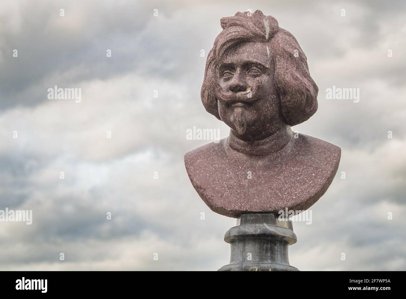 Nahaufnahme einer Steinbüste eines langhaarigen Mannes Mit einem Schnurrbart Stockfoto