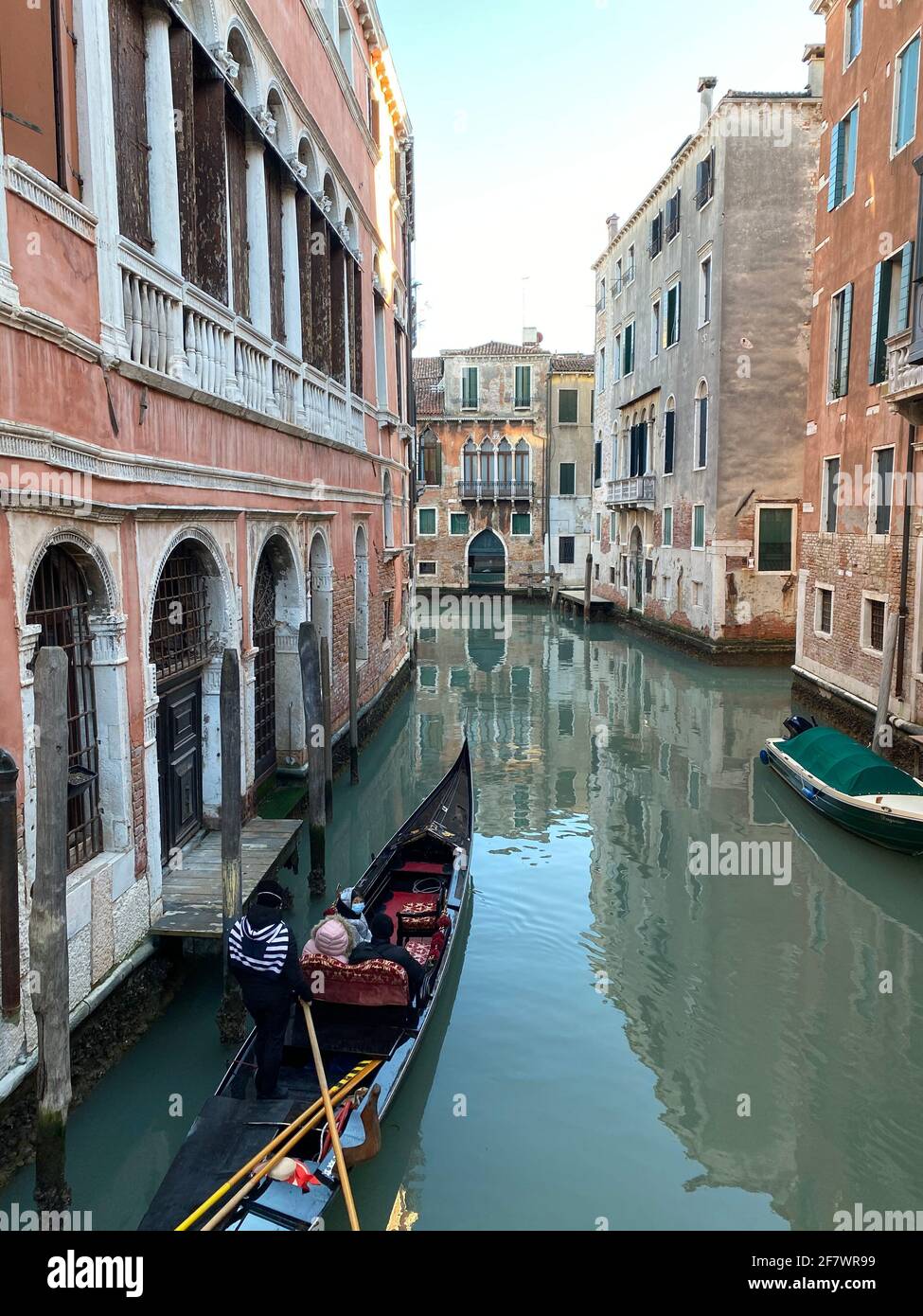 Tourist besucht Venedig mit einer Gondel auf einer kleinen Kanalstraße in Venedig, Italien Stockfoto
