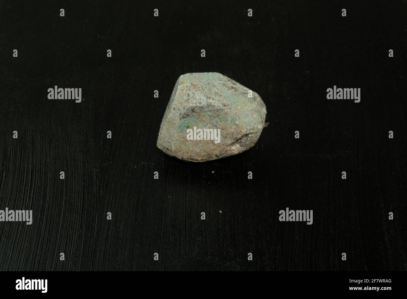 Lepidolit aus Madagaskar. Natürlicher Mineralstein auf schwarzem Hintergrund. Mineralogie, Geologie, Magie von Steinen, Halbedelsteinen und Proben von Stockfoto