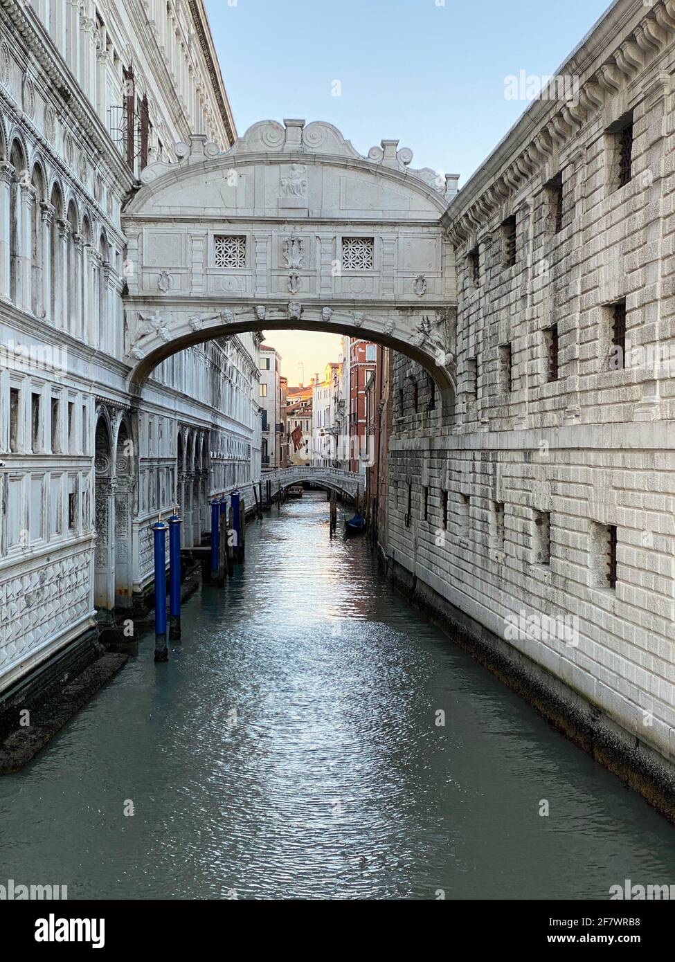 Blick auf die Seufzerbrücke (Ponte dei Sospiri) in Venedig Stockfoto