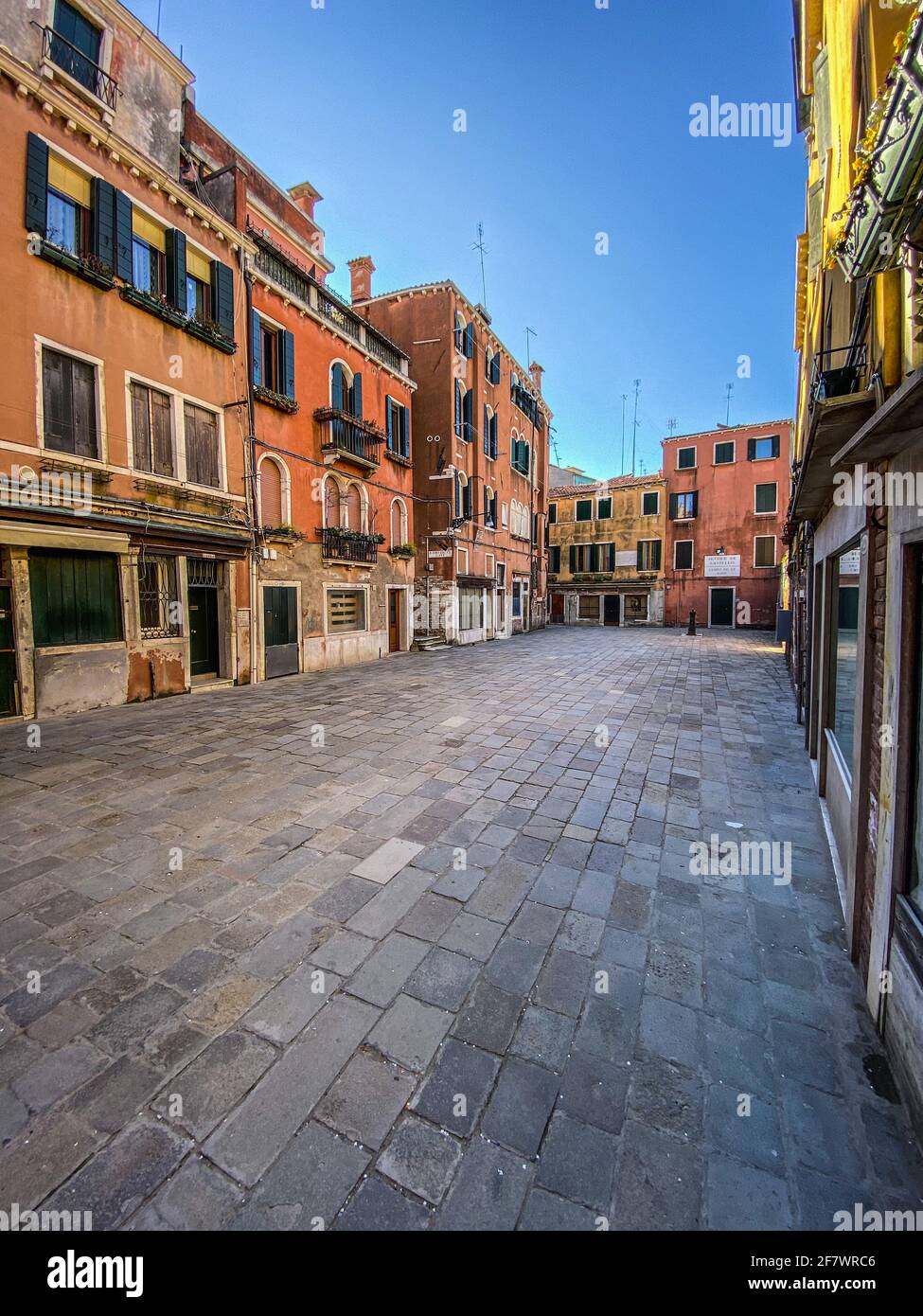 Venedig, Italien, 13. Februar 2021 - kleiner Platz in Venedig ohne Menschen während der Krise COVID-19, Italien Stockfoto
