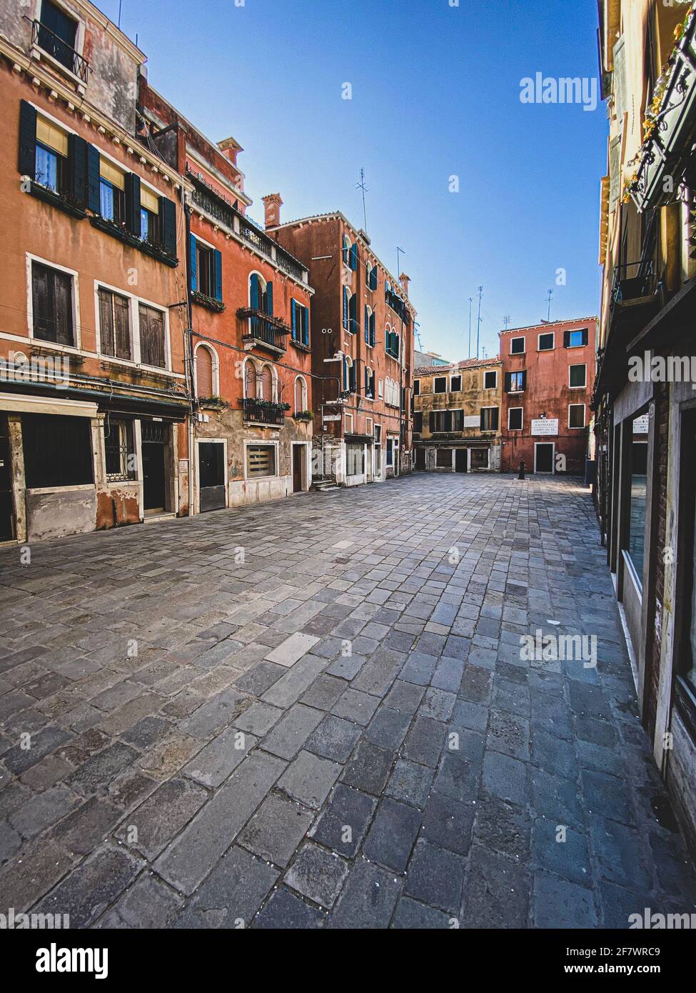 Venedig, Italien, 13. Februar 2021 - kleiner Platz in Venedig ohne Menschen während der Krise COVID-19, Italien Stockfoto