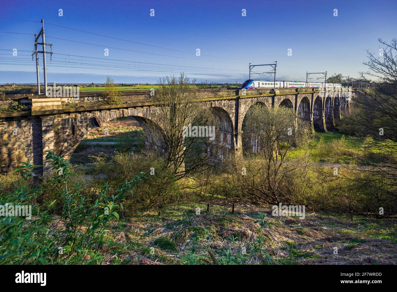 Ein Zug, der das Sankey Viadukt in Earlestown über das Sankey Valley überquert.Es ist das früheste große Eisenbahnviadukt der Welt. Stockfoto