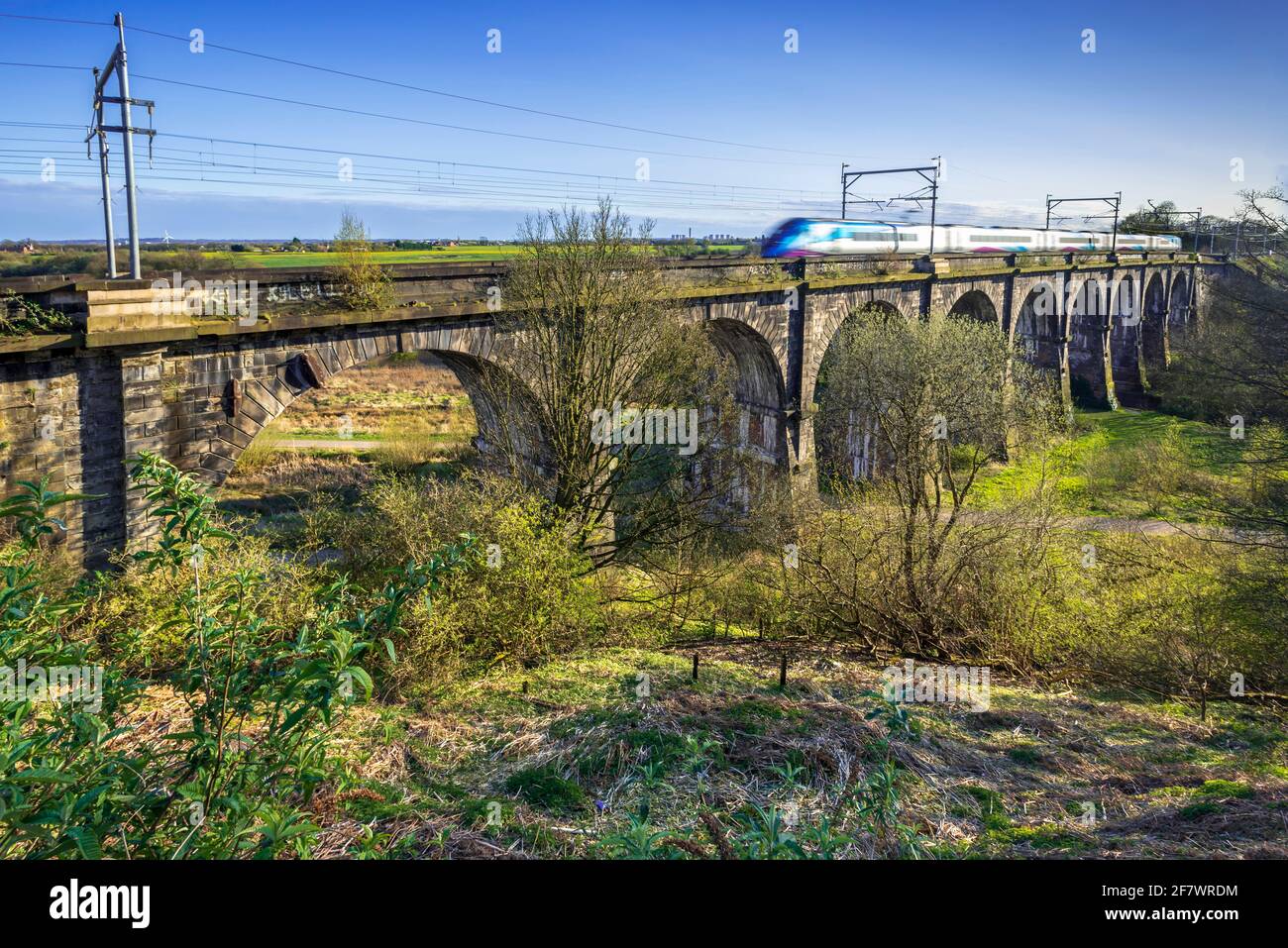 Ein Zug, der das Sankey Viadukt in Earlestown über das Sankey Valley überquert.Es ist das früheste große Eisenbahnviadukt der Welt. Stockfoto