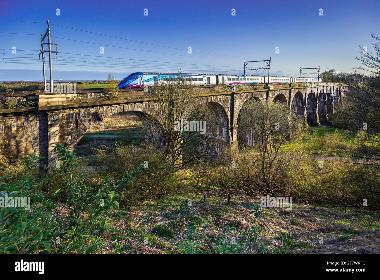 Ein Zug, der das Sankey Viadukt in Earlestown über das Sankey Valley überquert.Es ist das früheste große Eisenbahnviadukt der Welt. Stockfoto