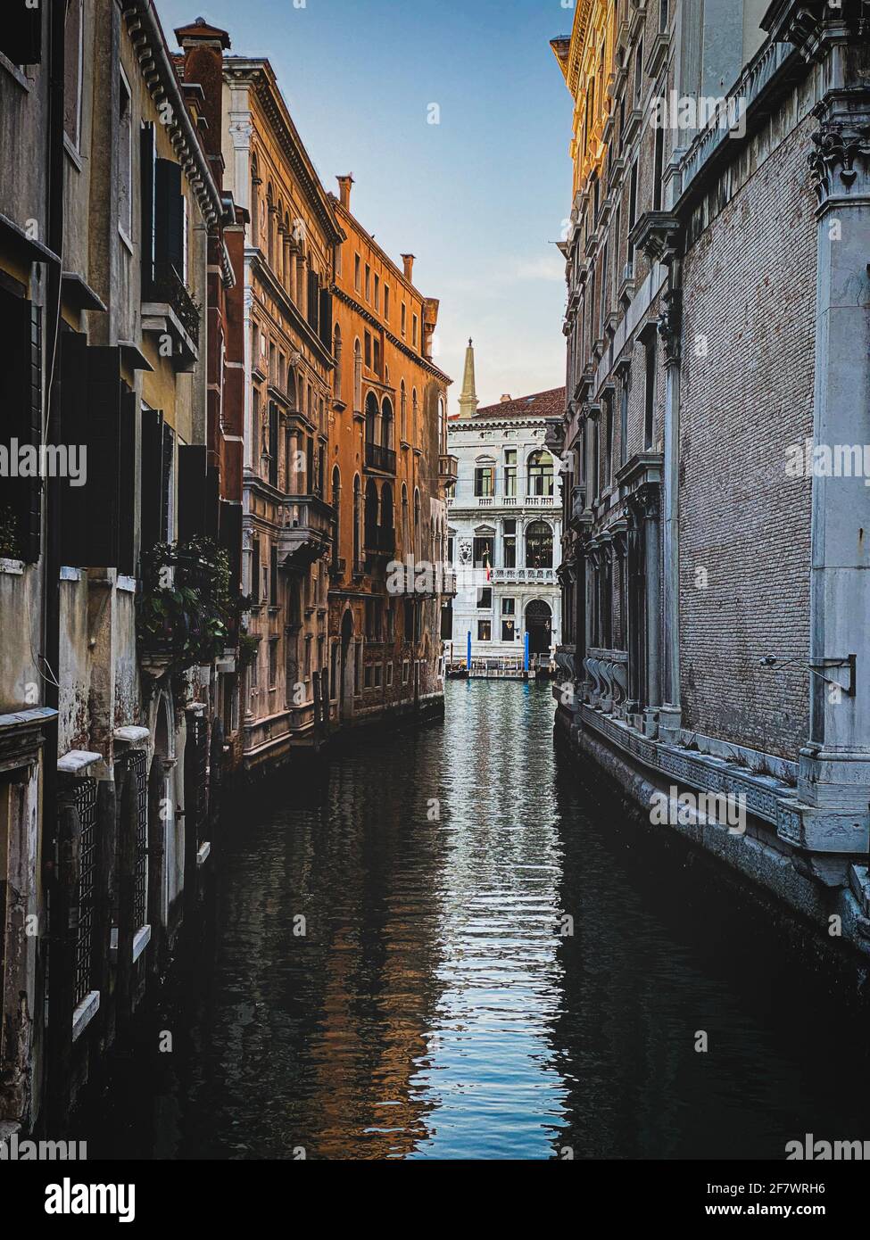 Kleiner Kanal in Venedig, Italien, mit Balkon, und blauem Himmel Spiegelung auf dem Wasser, kein Boot, keine Menschen Stockfoto