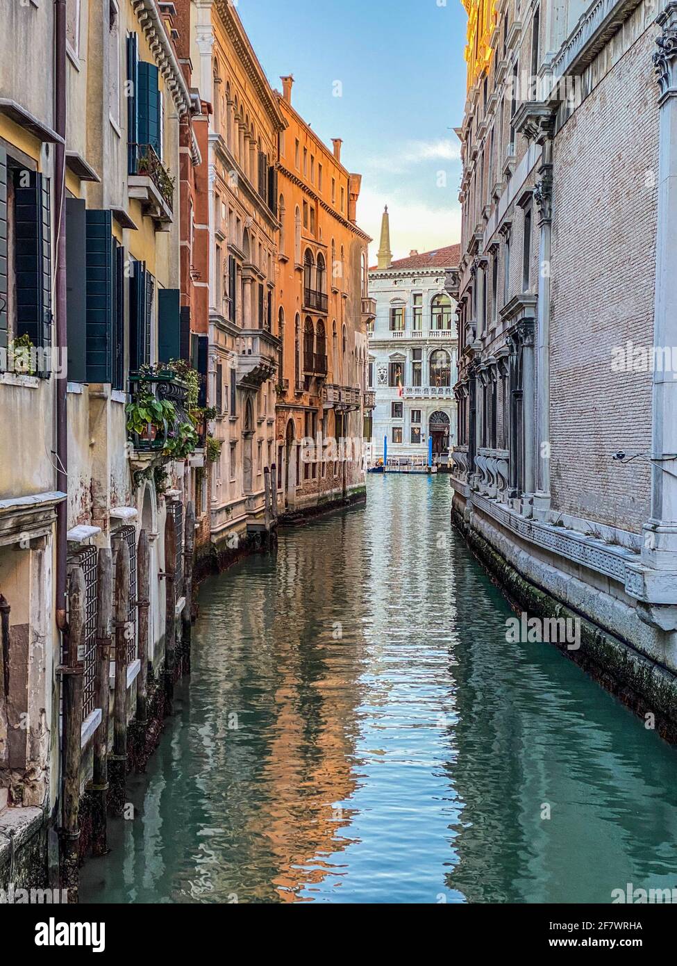 Kleiner Kanal in Venedig, Italien, mit Balkon, und blauem Himmel Spiegelung auf dem Wasser, kein Boot, keine Menschen Stockfoto