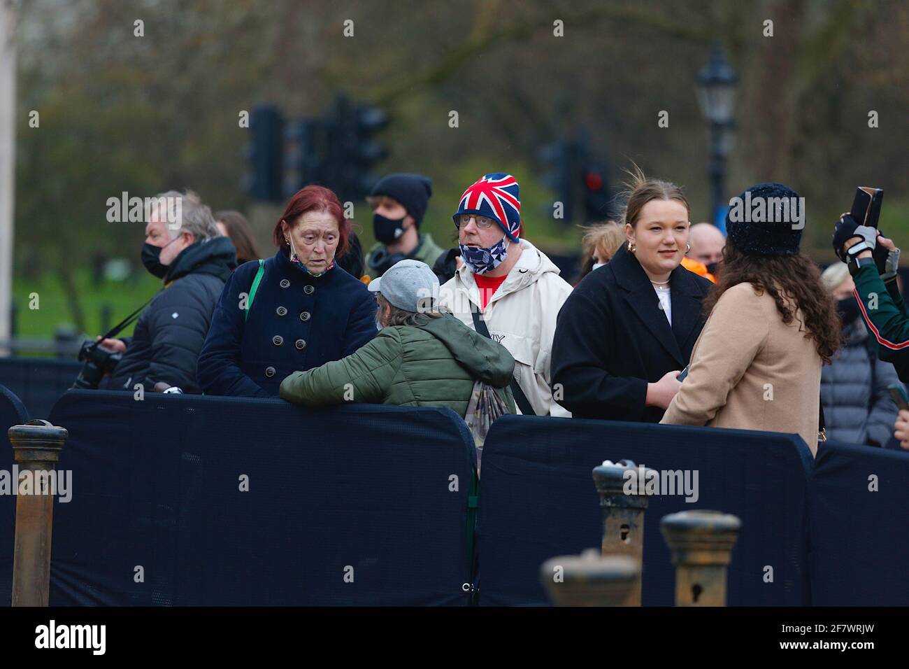 Buckingham Palace, London, Großbritannien. 10. April 2021. Nach dem Tod von Prinz Philip, Herzog von Edinburgh, stellen Trauernde Blumen vor die Tore des Buckingham Palace. Foto-Kredit: Paul Lawrenson /Alamy Live Nachrichten Stockfoto