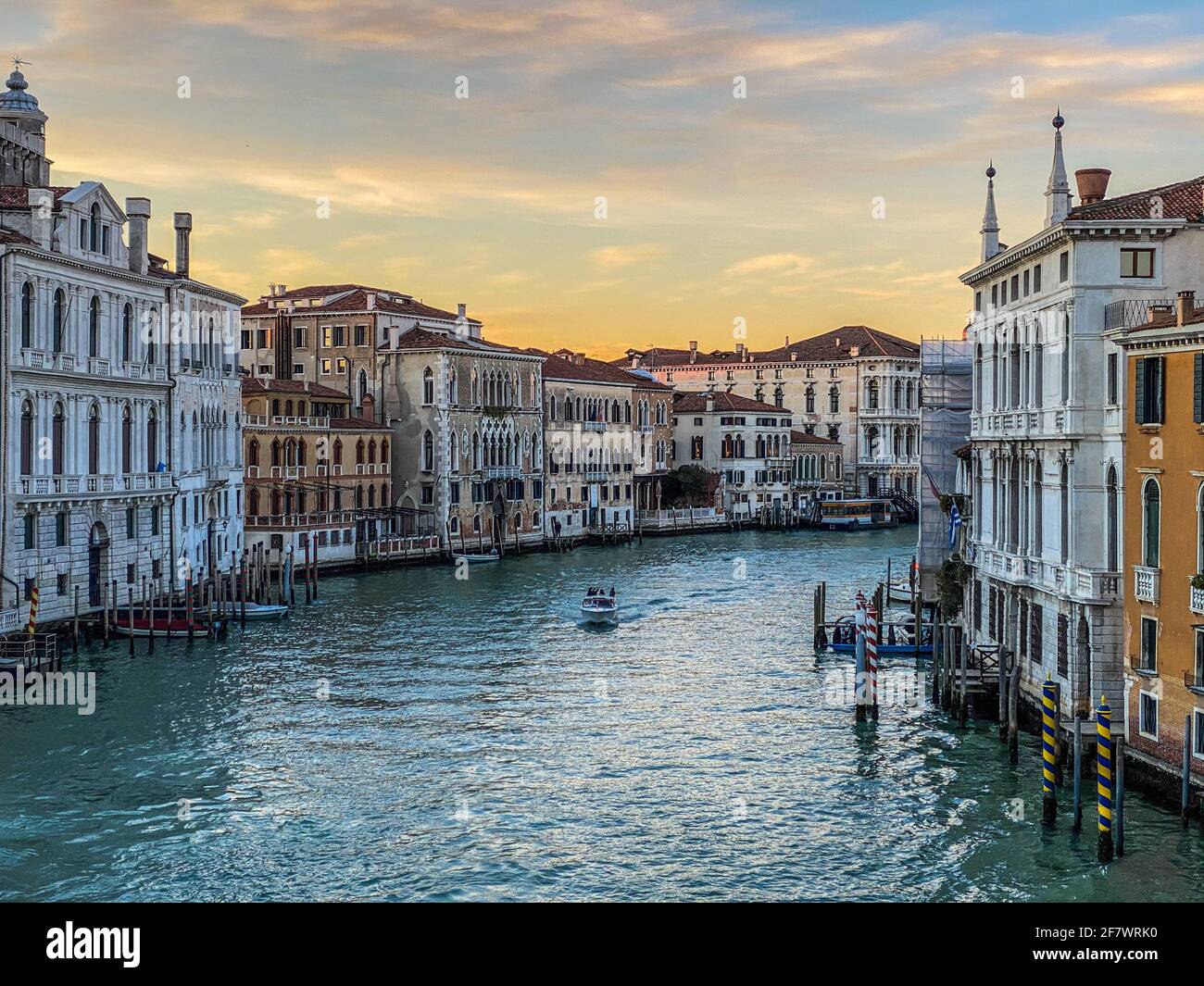 Blick auf den Canale Grande von der Ponte dell'Accademia in Venedig, Italien. Nur ein Boot auf dem Wasser Stockfoto