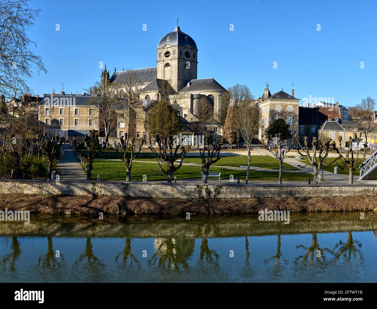 Der Fluss Sarthe mit der Basilika Notre-Dame in Alençon der Region Basse-Normandie in Frankreich Stockfoto