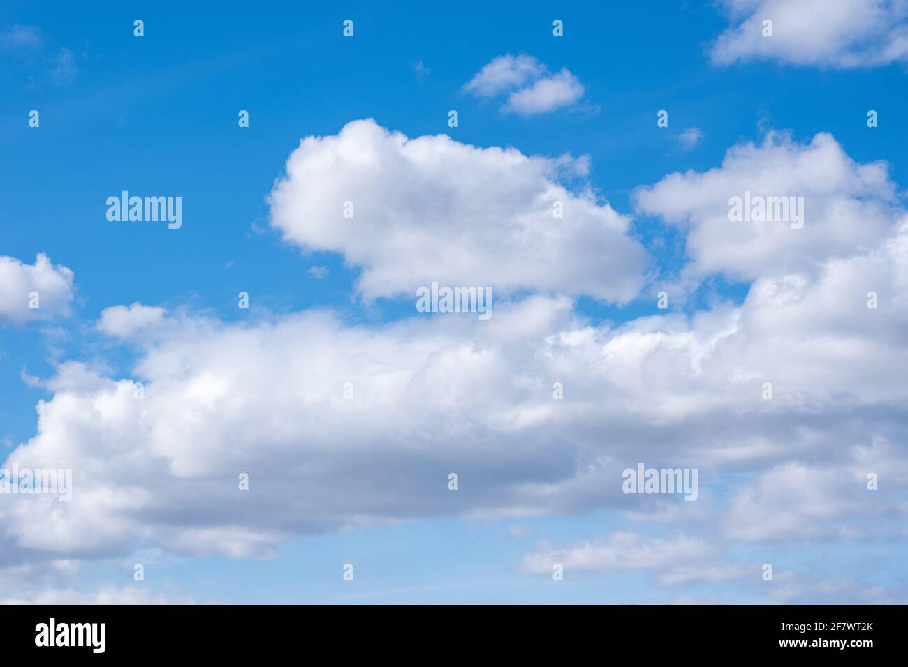 Blauer Himmel mit weißen Cumulus-Wolken. Perfekter natürlicher Himmel-Hintergrund für Ihre Fotos. Stockfoto