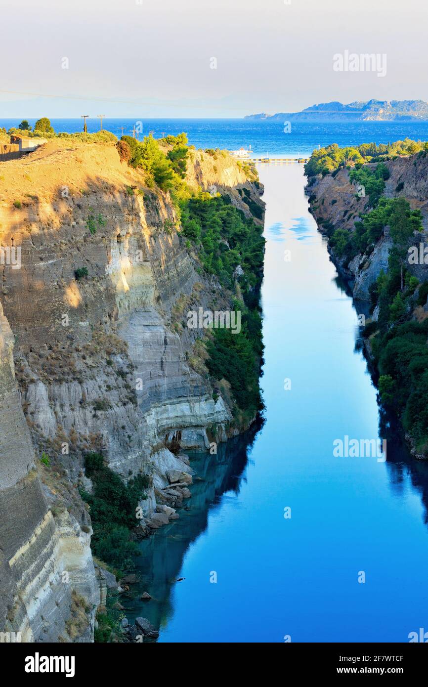 Der enge Kanal von Korinth in Griechenland, der das Ägäische und das Ionische Meer verbindet. Landschaft an einem sonnigen Tag. Stockfoto