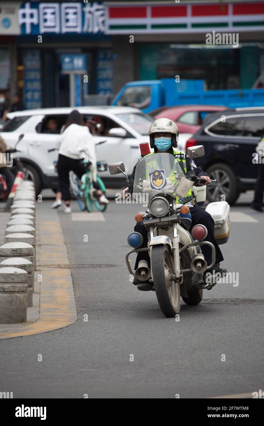 Polizist auf seinem Motorrad in der Nähe der engen Gassen der Changshun Straße, Bezirk Qingyang, Chengdu Stockfoto
