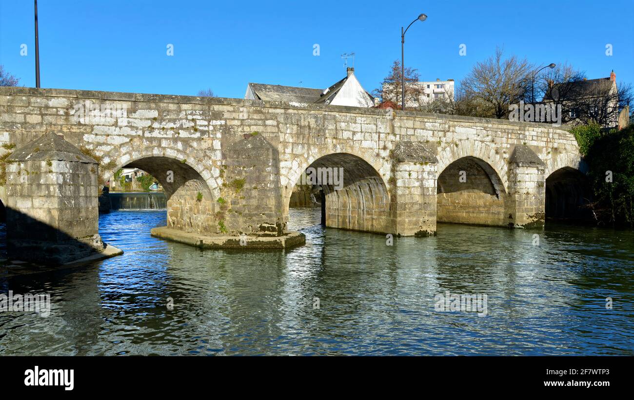 Alte Brücke auf dem Fluss Sarthe bei Alençon der Region Basse-Normandie in Frankreich Stockfoto