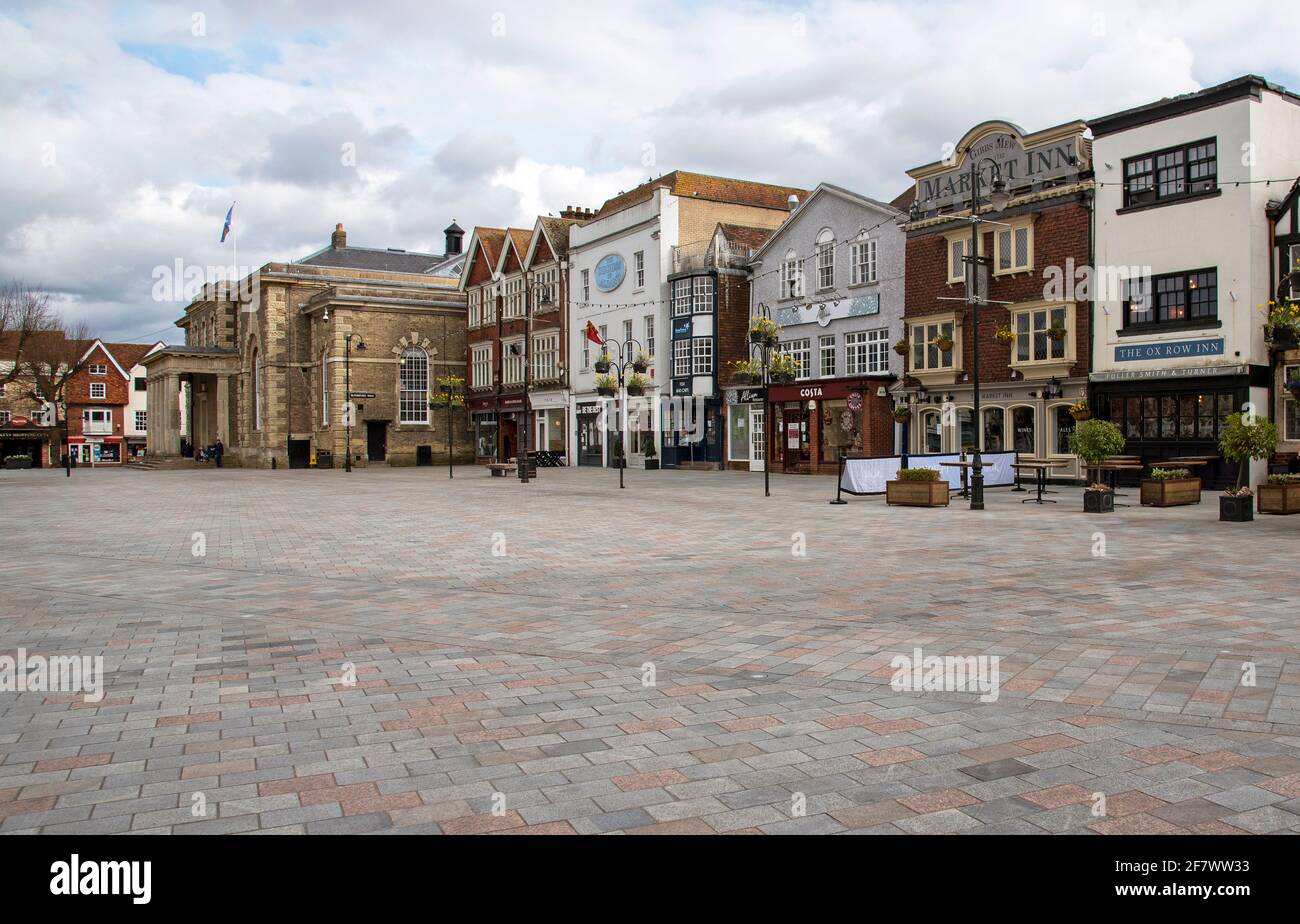 Salisbury, Wiltshire, Enngland, Großbritannien. 2021. Marktplatz, Stadtzentrum von Salisbury während der Covid-Sperre, Gasthäuser, Pubs und Geschäfte. Stockfoto