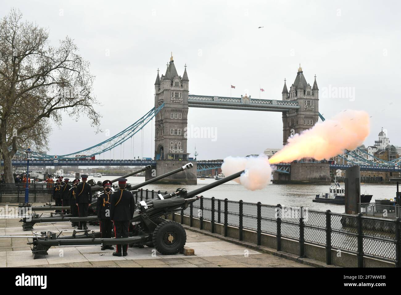 Mitglieder der Honourable Artillery Company feuern aus Anlass des Todes des Herzogs von Edinburgh einen 41-runden Waffengruß vom Kai am Tower of London ab. Bilddatum: Samstag, 10. April 2021. Stockfoto