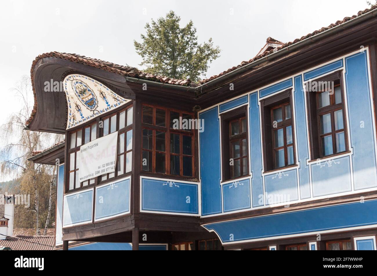 Eine blaue Hausfassade im traditionellen bulgarischen Architekturstil Koprivshtitsa Stockfoto