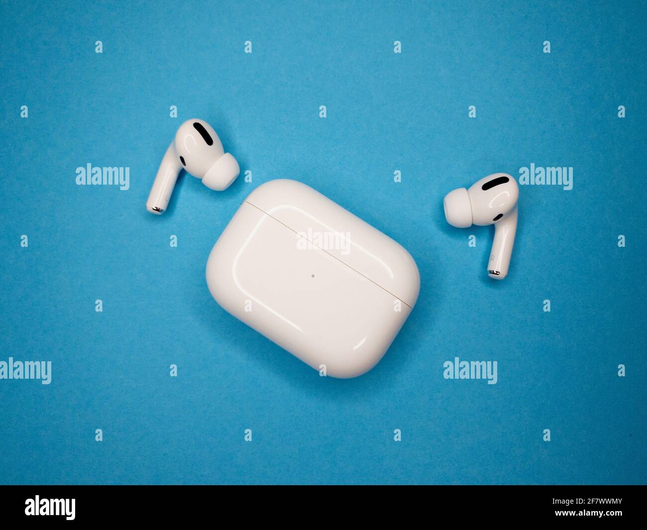 AMSTERDAM, NIEDERLANDE - 21. Nov 2020: Apple AirPods Pro im Case auf buntem  Hintergrund Stockfotografie - Alamy