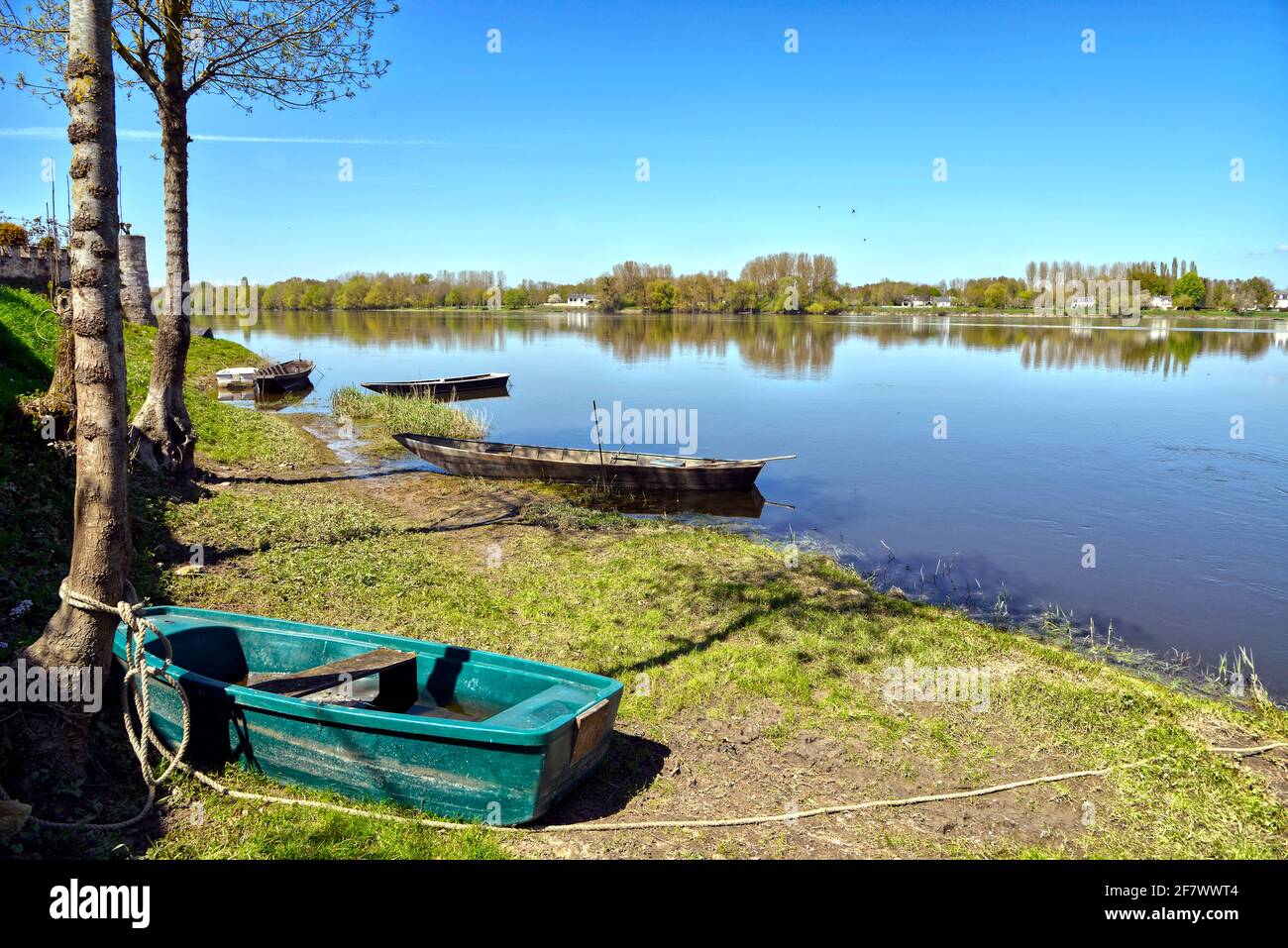 Die Ufer der Vienne in Candes-Saint-Martin mit Bäumen und kleinen Booten, französische Gemeinde im Département Indre-et-Loire, Region Centre in Frankreich. Stockfoto