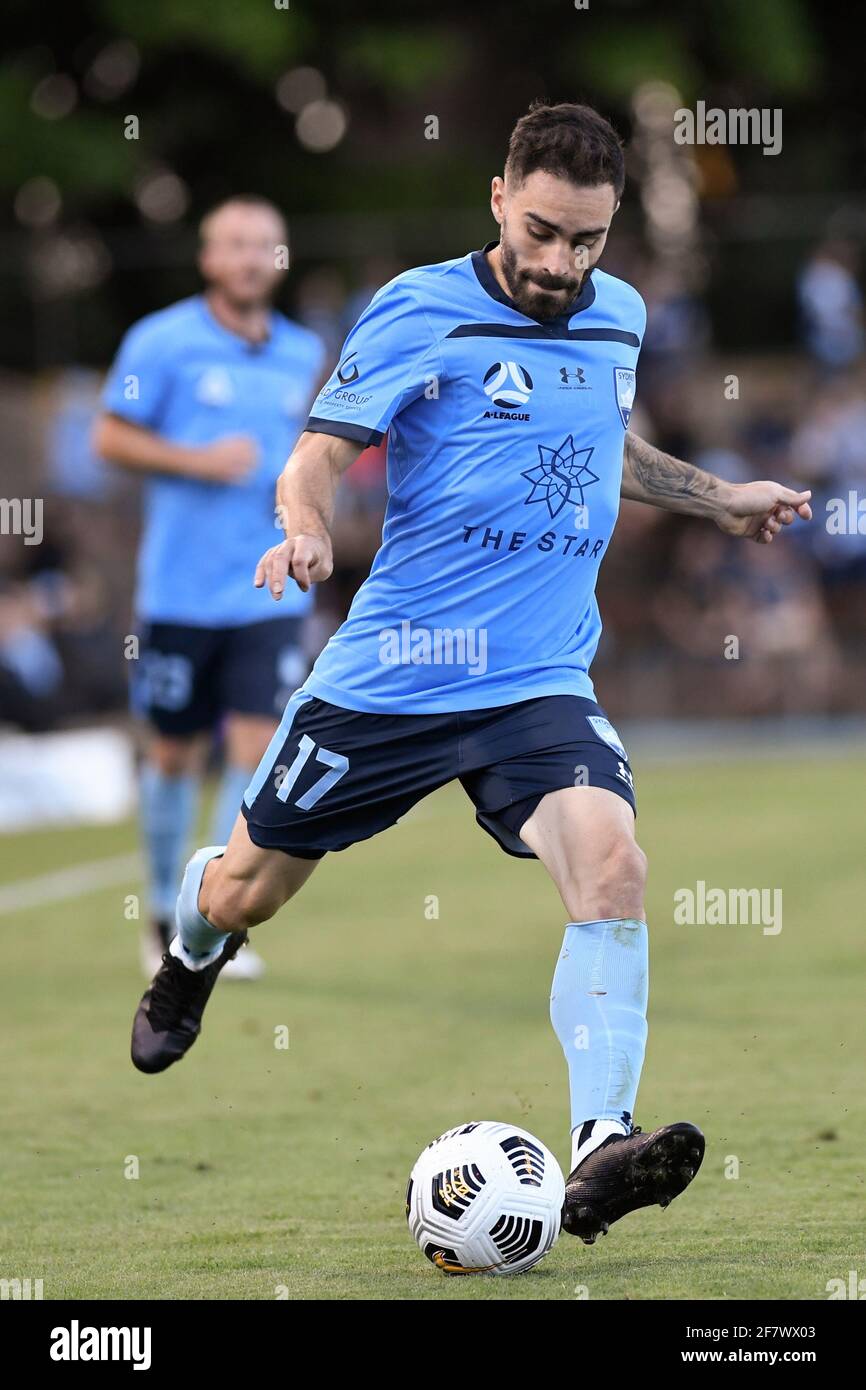 10. April 2021; Leichardt Oval, Sydney, New South Wales, Australien; A League Football, Sydney Football Club gegen Melbourne City; Anthony Caceres aus Sydney kreuzt den Ball Stockfoto