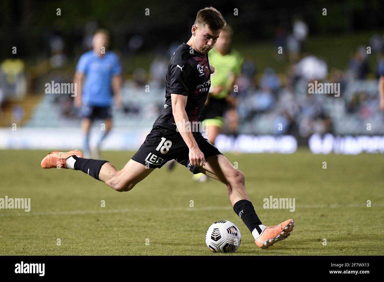 10. April 2021; Leichardt Oval, Sydney, New South Wales, Australien; A League Football, Sydney Football Club gegen Melbourne City; Connor Metcalfe aus Melbourne City trifft ein Tor Stockfoto