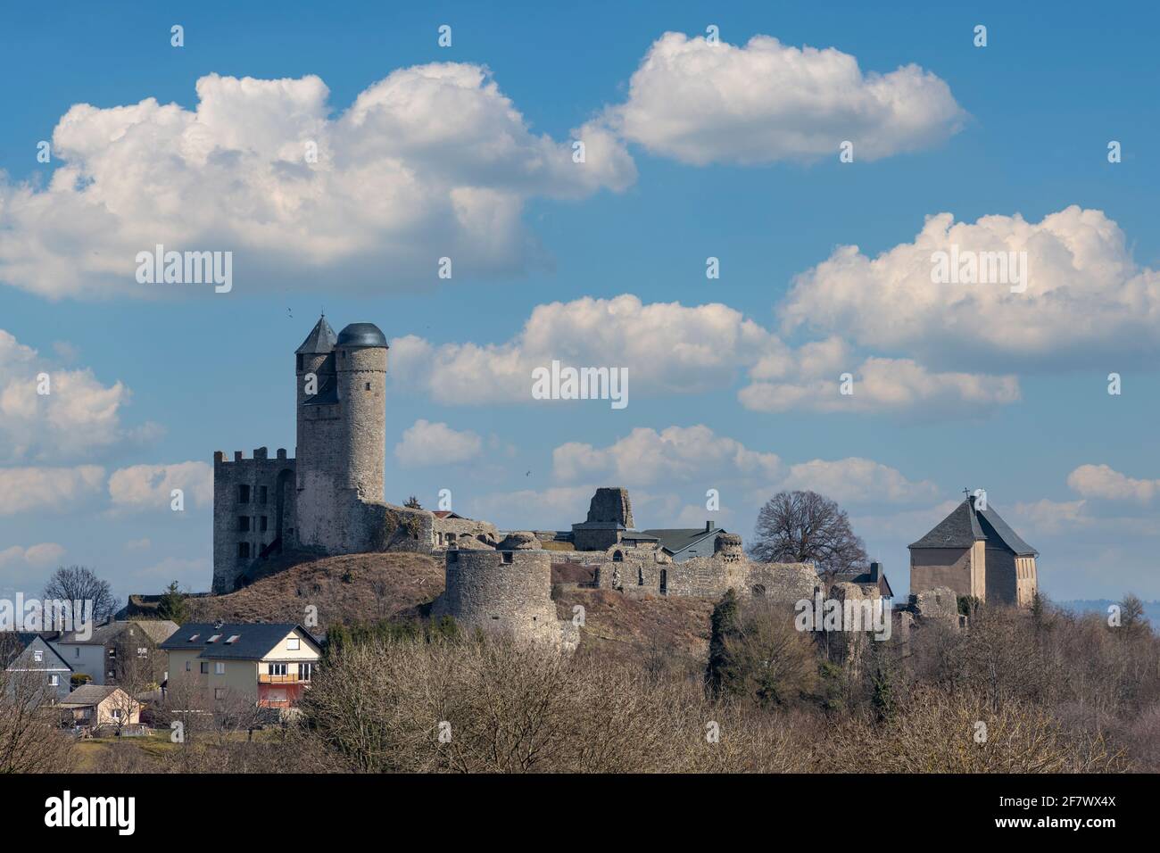 Nahaufnahme einer Burgruine in der Stadt Greifenstein Im Frühjahr im Kreis Lahn-Dill Stockfoto