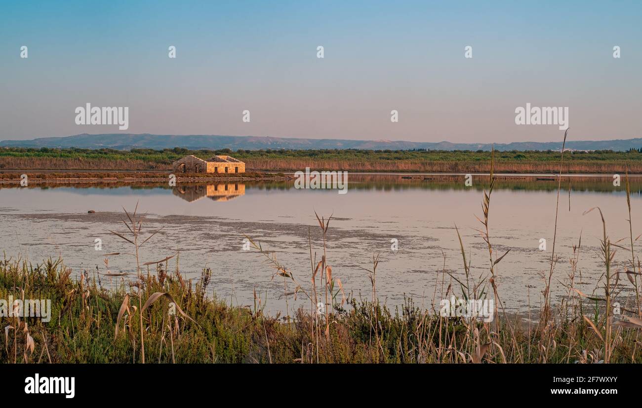 Am frühen Morgen leuchtet im Sommer die Lagune von Vendicari, Provinz Syrakus, Sizilien, Italien. Stockfoto