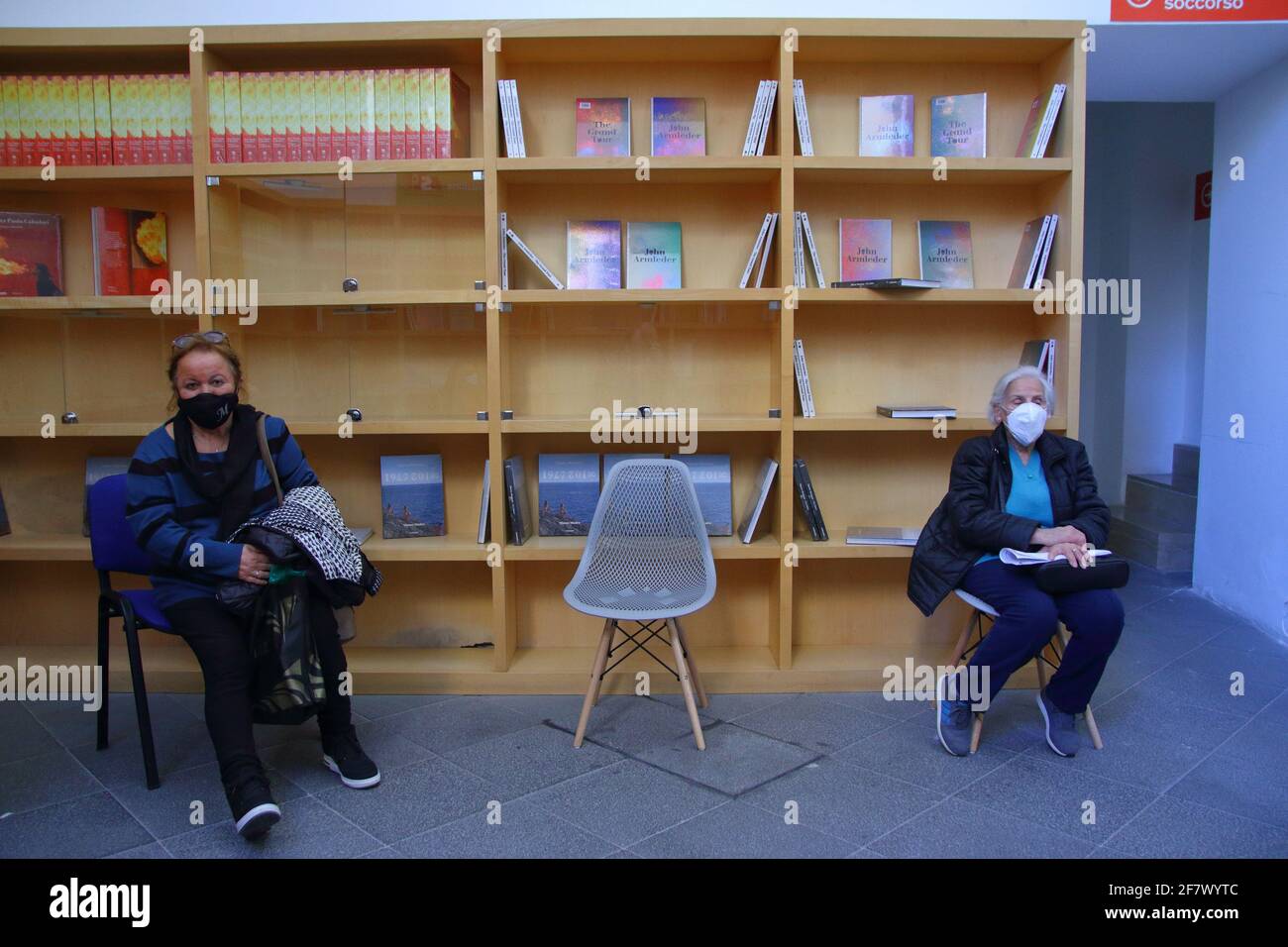 Ältere Frauen ruhen sich 15 Minuten nach der Verabreichung des Impfstoffs in einer Bibliothek des Muttermuseums aus. Es ist die Beobachtungsphase Stockfoto