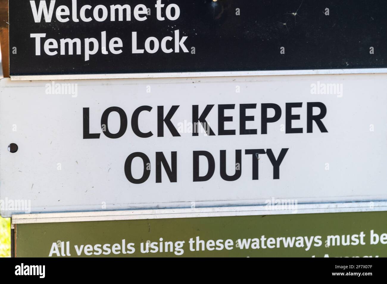 Ein großer Hinweis, der die Schiffsbesatzungen informiert – ‘Lock Keeper on Duty’ bei Temple Lock, zwischen Hurley und Marlow an der Themse in Buckinghamshire, Großbritannien. Stockfoto
