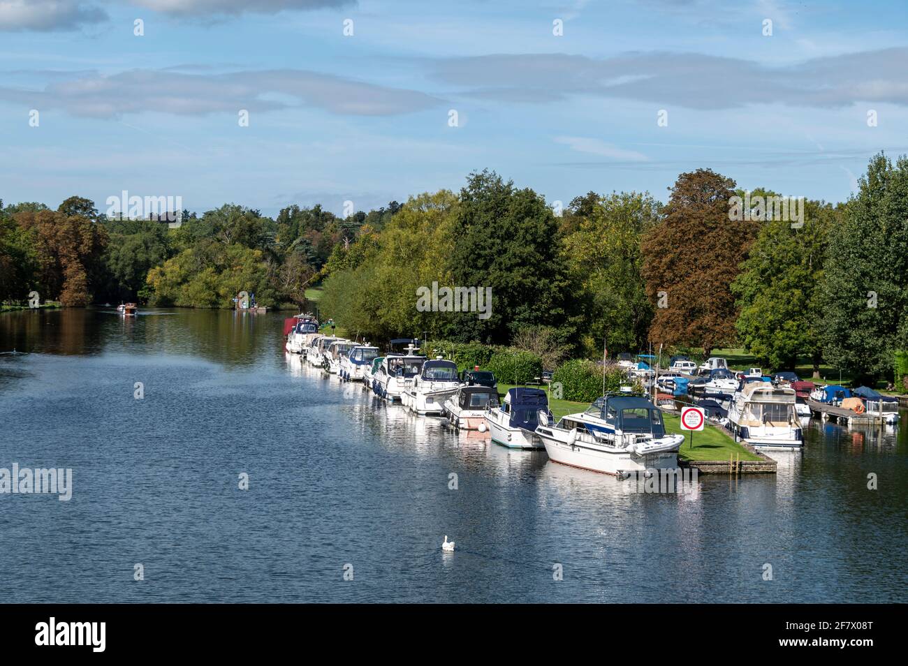 Flusskreuzfahrten an der Harleyford Marina zwischen Hurley und Marlow an der Themse in Buckinghamshire, Großbritannien. Stockfoto