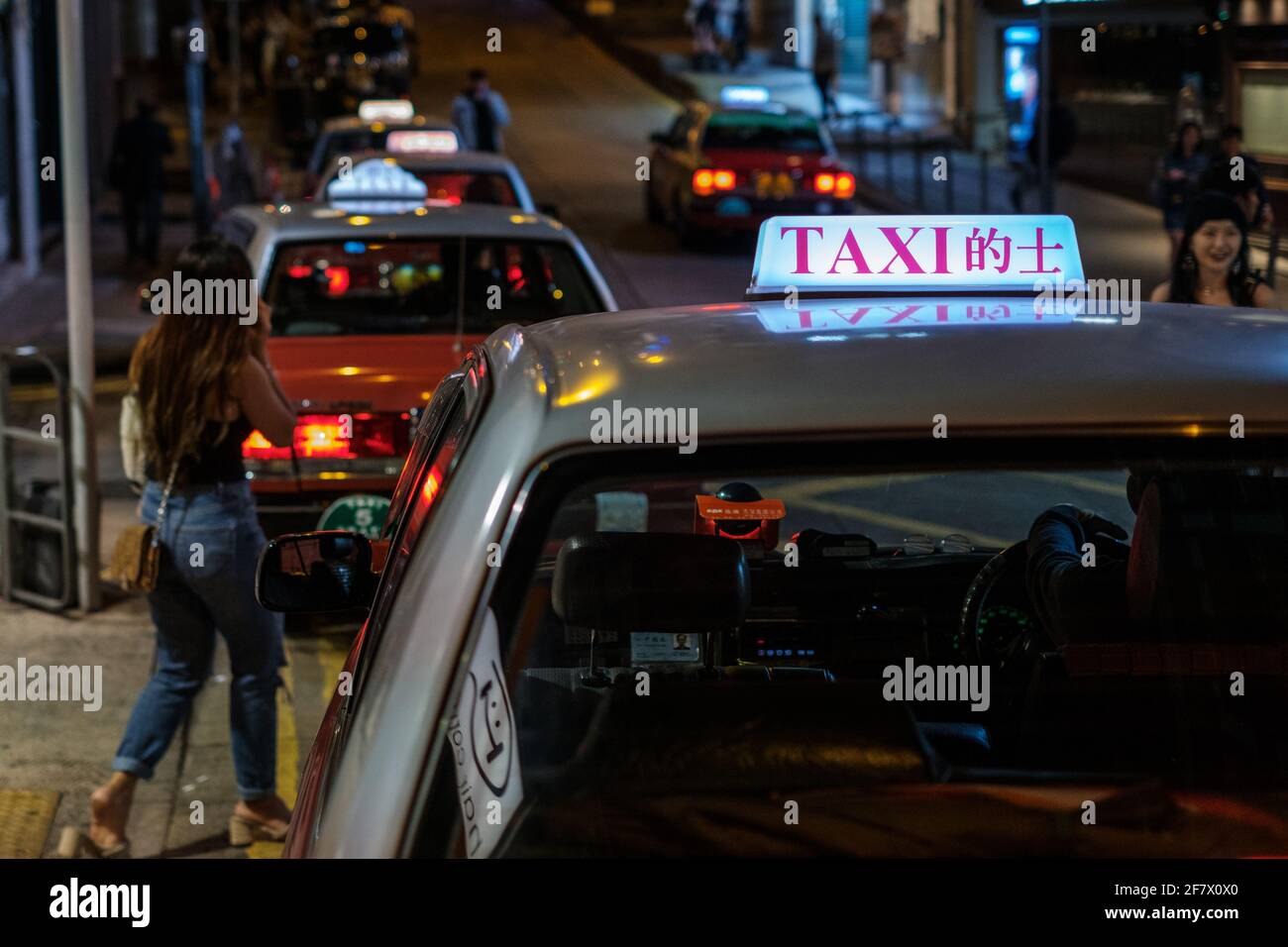 Hong Kong, November 2019: Taxi Taxi Car in Hong Kong bei Nacht Stockfoto