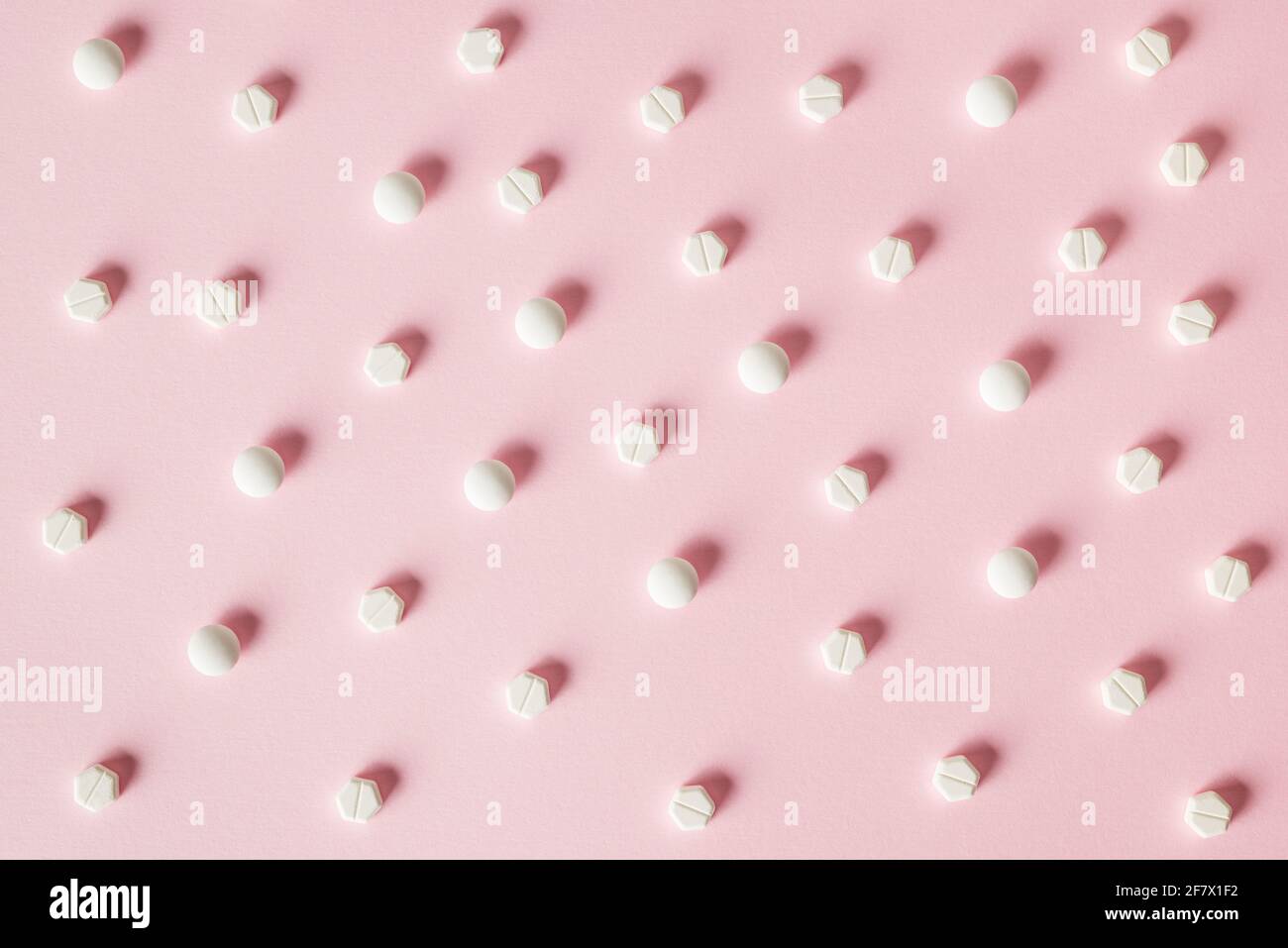 Draufsicht weiße Pillen auf rosa Hintergrund Stockfoto