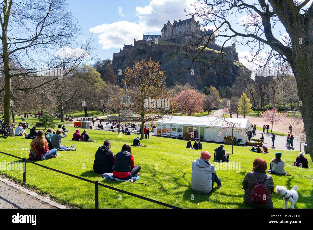 Edinburgh, Schottland, Großbritannien. 10. April 2021. 41 Gun Death Gun Salute aus Edinburgh Castle als Hommage an den Tod des Herzogs von Edinburgh. Eine Runde wird jede Minute für 40 Minuten abgefeuert, beginnend um 12 Uhr mittags. Foto: Princes Street Gardens sehr beschäftigt mit Mitgliedern der Öffentlichkeit, die kamen, um den Salute zu beobachten. Iain Masterton/Alamy Live News Stockfoto