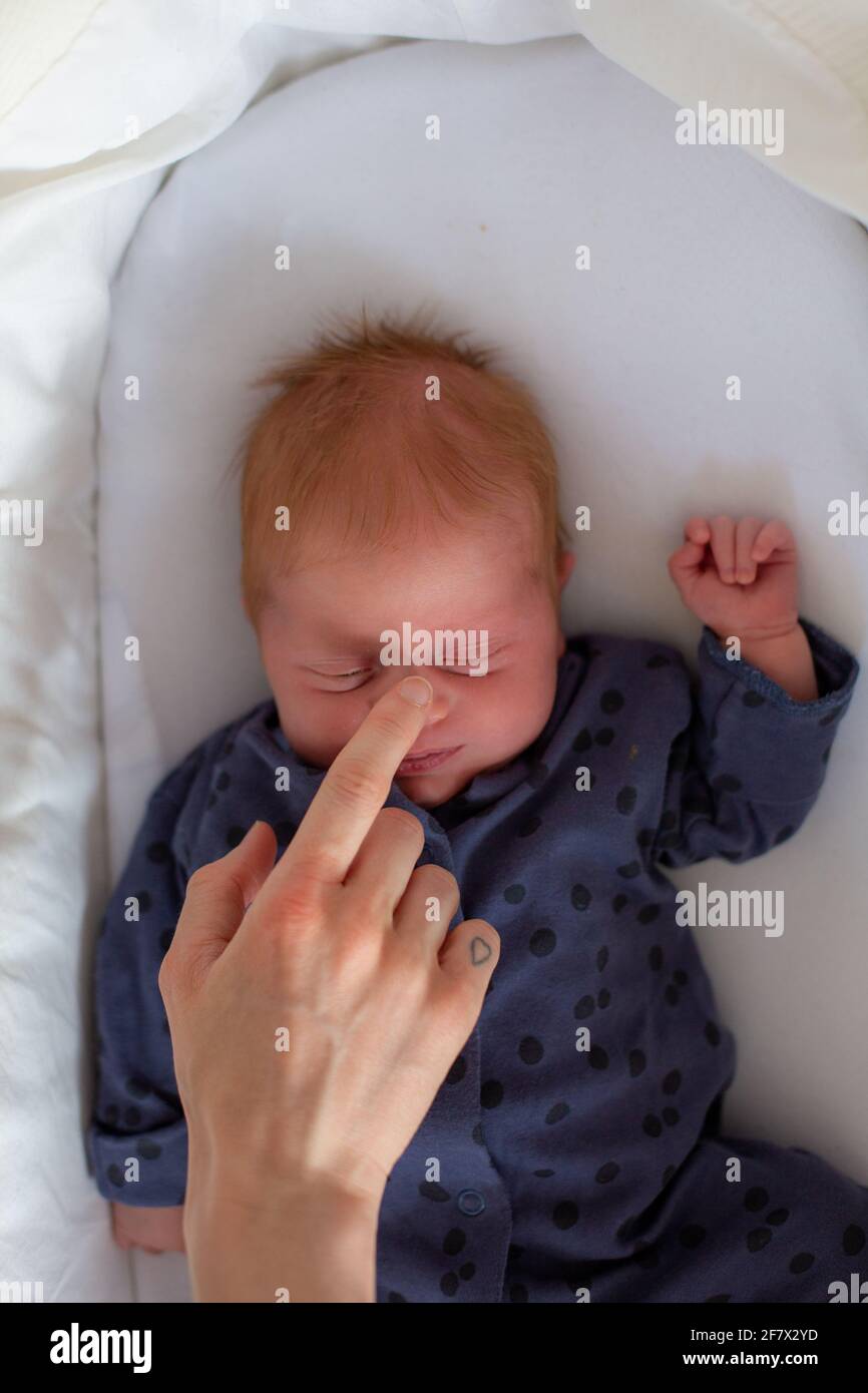Neugeborener Junge in Armen Stockfoto