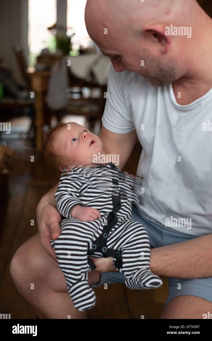 Vater mit Neugeborenen Stockfoto