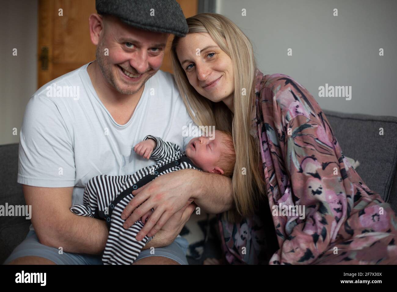 Mama und Papa mit 2 Wochen altem Baby Stockfoto