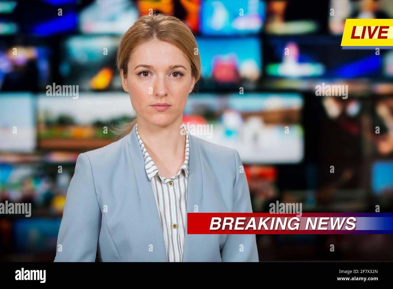 Eine Anchorfrau, die im Fernsehstudio aktuelle Nachrichten berichtet. Hintergrund mehrerer Bildschirme des Kontrollraums. Journalismus-Konzept Stockfoto