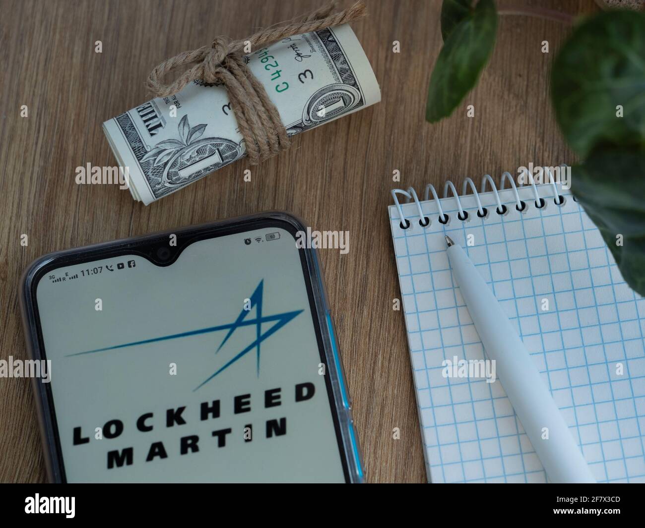 Auf diesem Foto Illustration Lockheed Martin Corporation Logo auf einem Smartphone zu sehen. Stockfoto