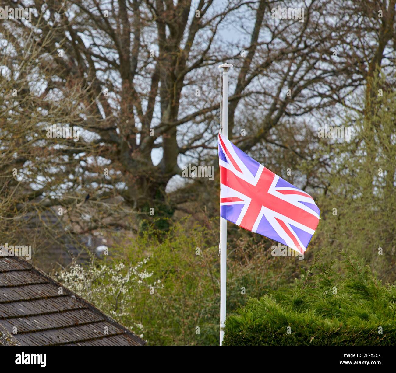 Eine Union-Jack-Flagge flattert am halben Mast zu Ehren seiner königlichen Hoheit Prinz Philip, Herzog von Edinburgh, der am freitag, dem 09. April 2021, im Alter von 99 Jahren starb. Stockfoto