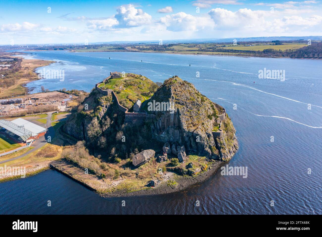 Luftaufnahme von der Drohne von Dumbarton Castle (während der Covid-19-Sperre geschlossen) auf Dumbarton Rock am Fluss Clyde, Schottland, Großbritannien Stockfoto