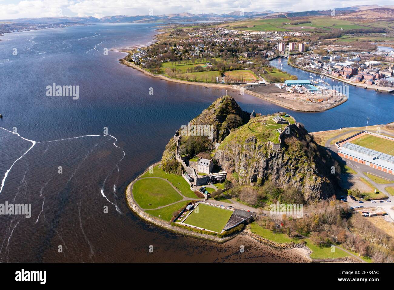 Luftaufnahme von der Drohne von Dumbarton Castle (während der Covid-19-Sperre geschlossen) auf Dumbarton Rock am Fluss Clyde, Schottland, Großbritannien Stockfoto